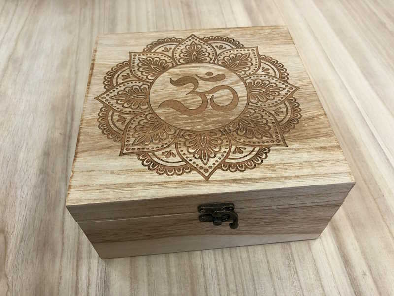Caja madera Mándala Om 20 cm